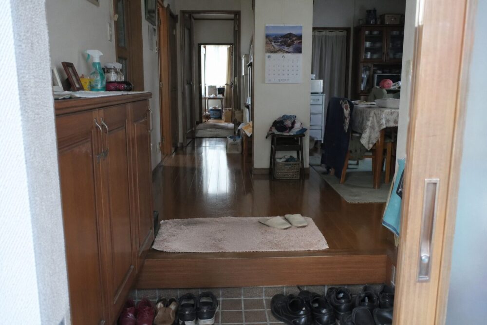 訪問看護師は屋内を観察する