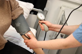 血圧を測定している看護師