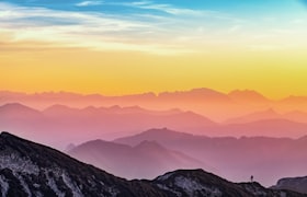 山あいのおだやかな風景
