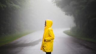 訪問看護の天候対策グッズ|雨・雪・突然の天気に備える持ち物