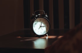 夜のテーブルの上の目覚まし時計