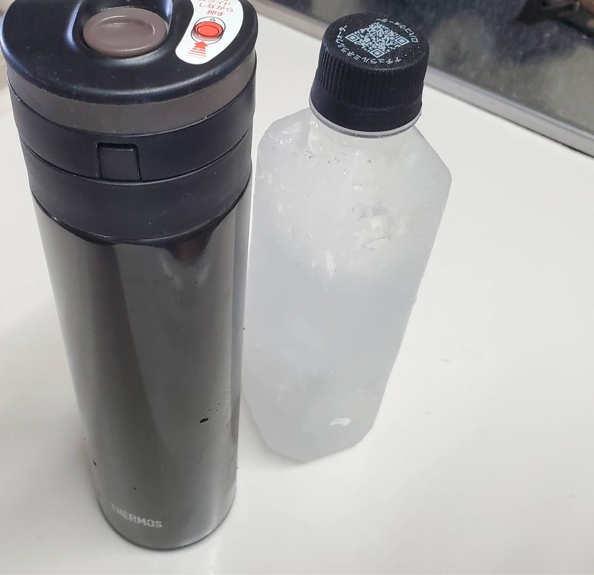 保冷ボトルと凍らせたペットボトル