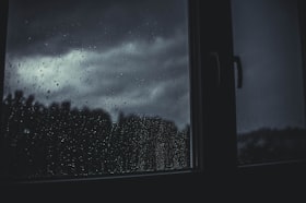 雨粒のついた夜の窓