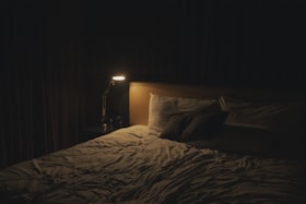 明かりのついた夜の寝室