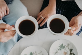 静かな部屋でテーブル越しに向き合う二人の手元