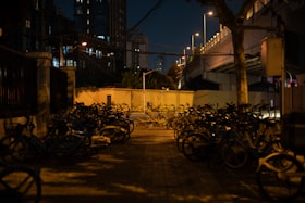 夕方の帰り道、街灯の下に停まる自転車